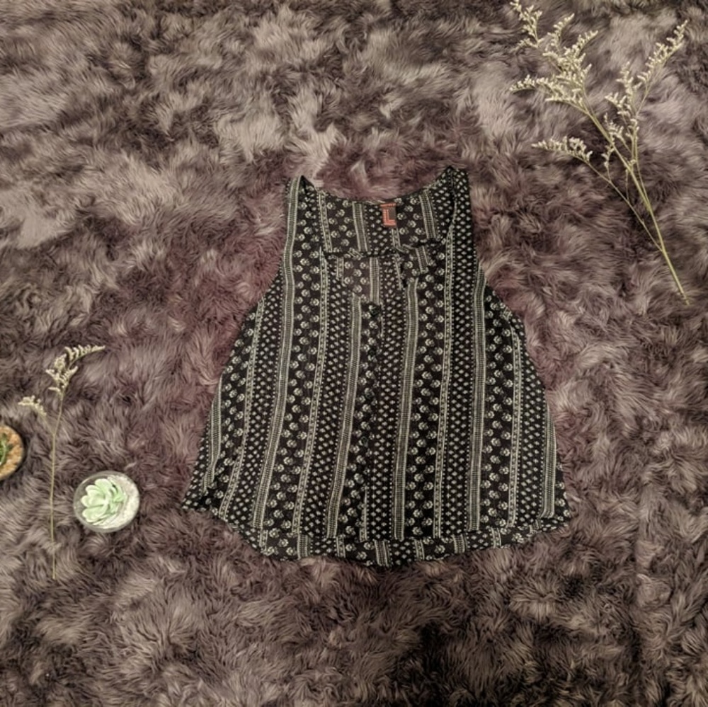 Forever 21 Black and white light floral style top